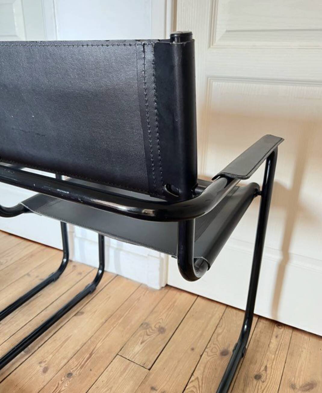 Pair of Cantilever armchairs in leather and black tubular - 1970s