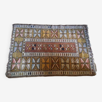 Handmade rectangular oriental rug dating from the 1960s in 100% wool