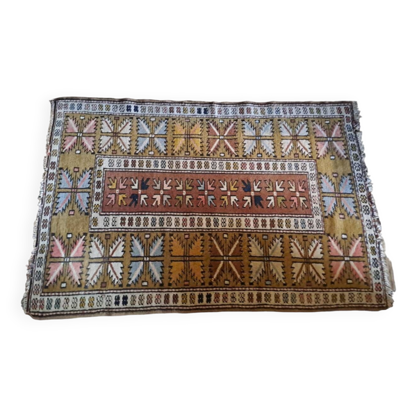Tapis oriental  Fait main de forme rectangulaire datant des années 1960 en 100% Laine