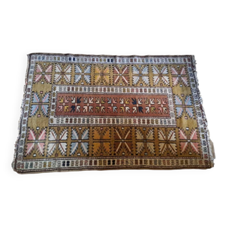 Handmade rectangular oriental rug dating from the 1960s in 100% wool