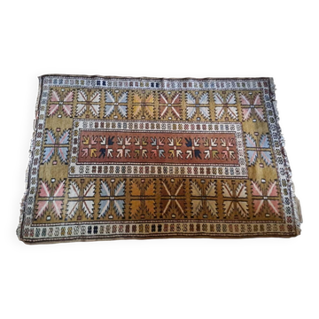 Handmade rectangular oriental rug dating from the 1960s in 100% wool