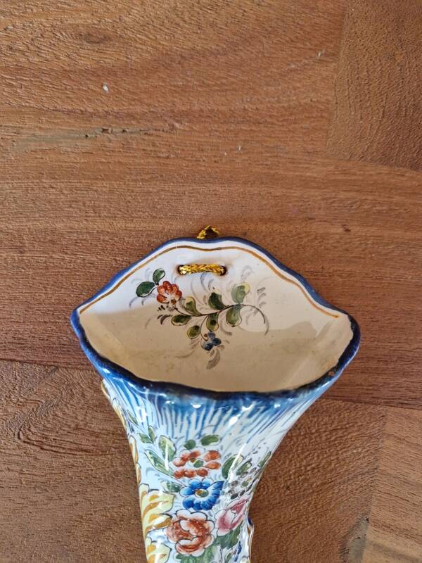 Wall-mounted bouquet holder in Nevers faience - By Amand Hiver