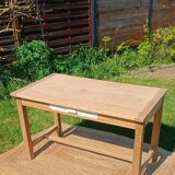 Old solid wood farmhouse table – chic country spirit