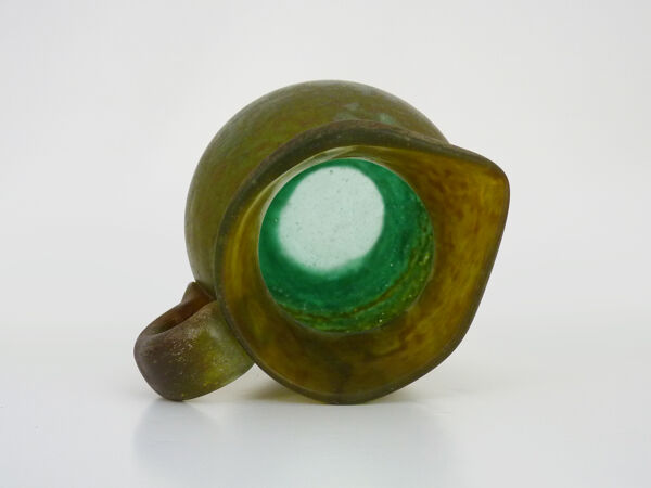 Pichet en pâte de verre marmoréen orange et vert. Signé Georges De Feure pour Daum