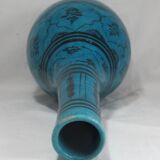 Vase en céramique islamique à fond turquoise