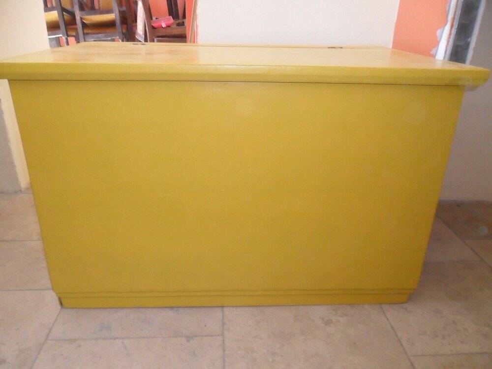 Grande commode coffre de ferme jaune en pin peint - Hongrie années 1940, style rustique