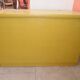 Grande commode coffre de ferme jaune en pin peint - Hongrie années 1940, style rustique