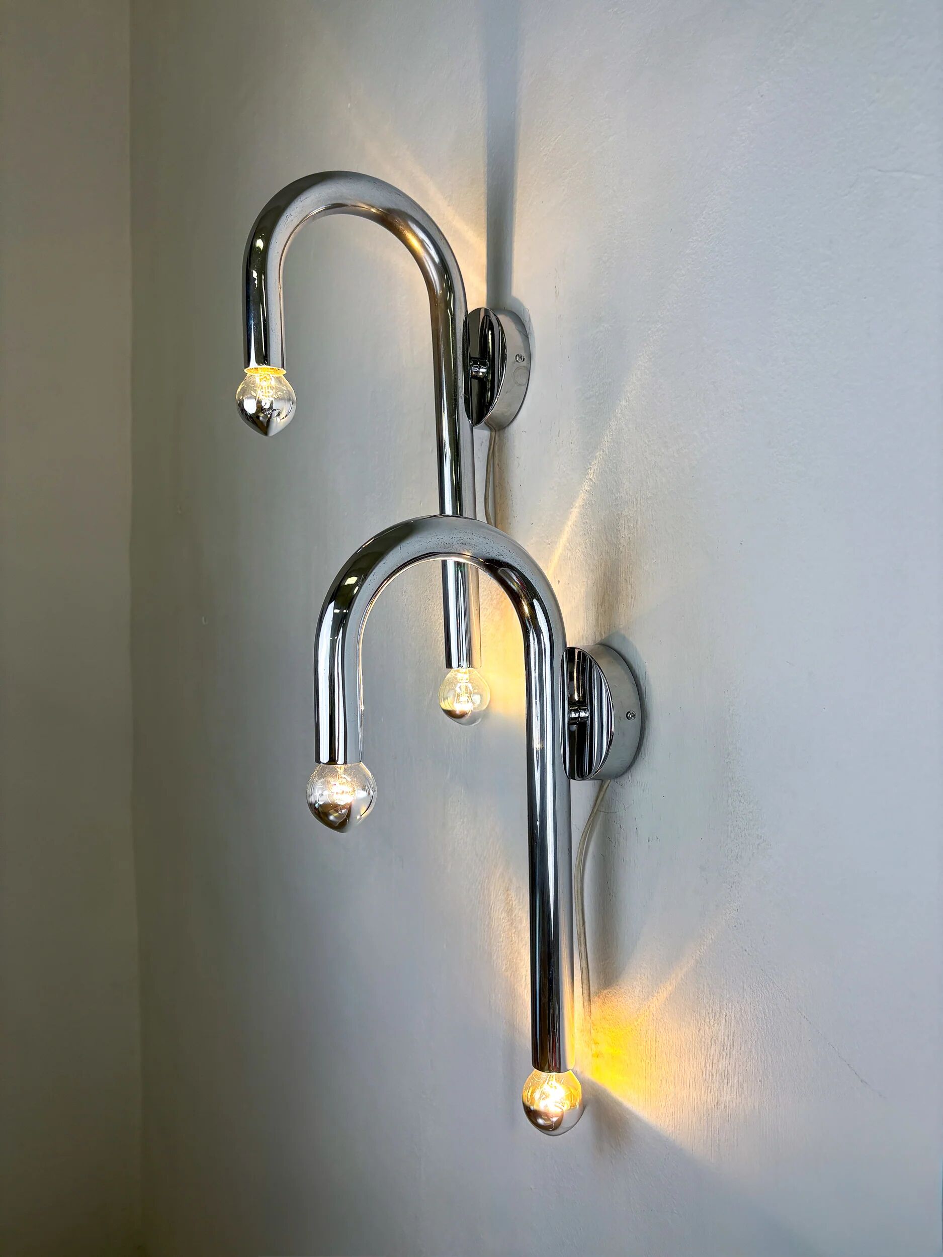 Pair of Space-Age tubular wall lights, chromed metal, Italy, 1970s