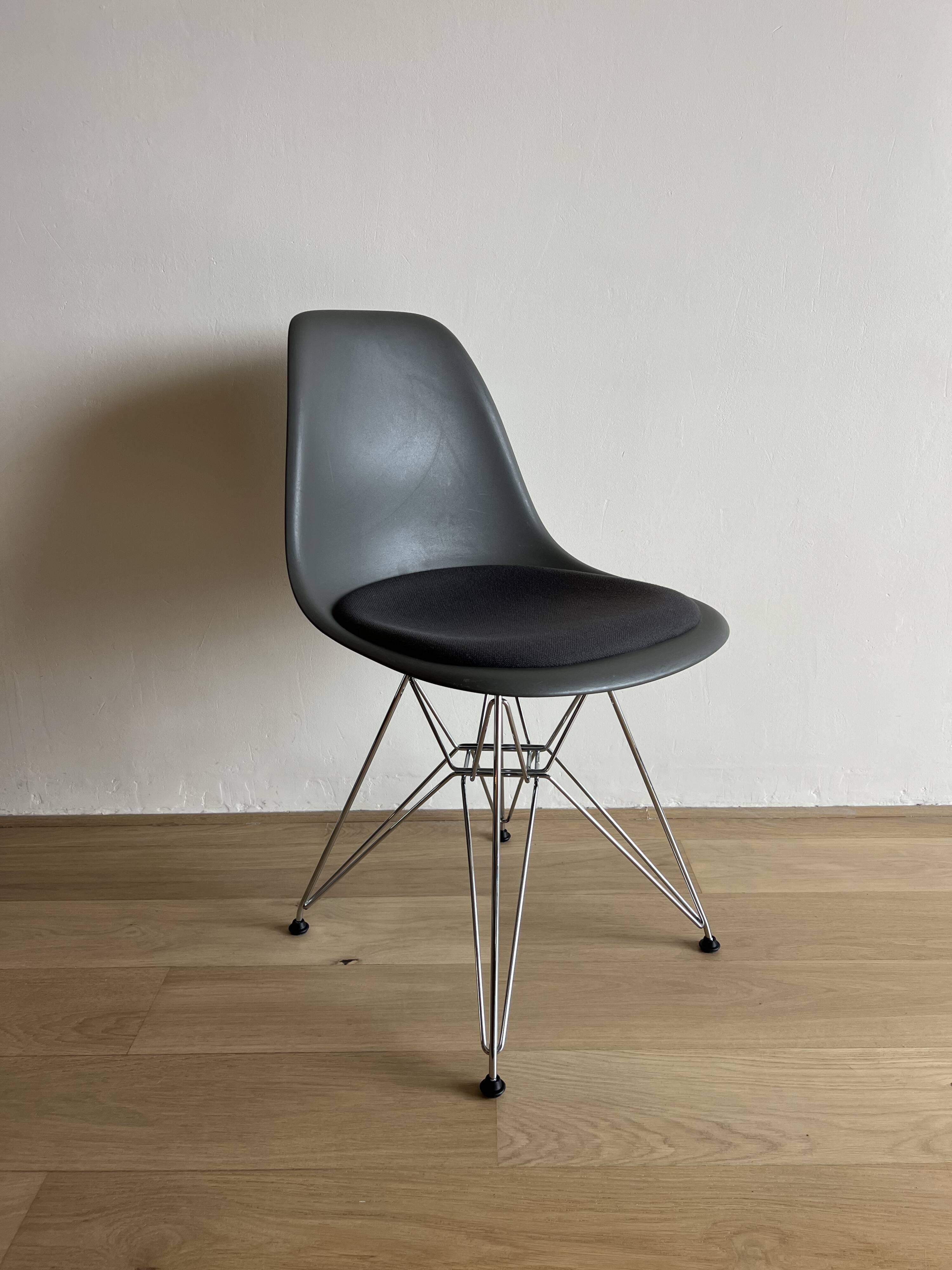 Lot of 4 original Eames DSR chairs by Vitra – with cushion.