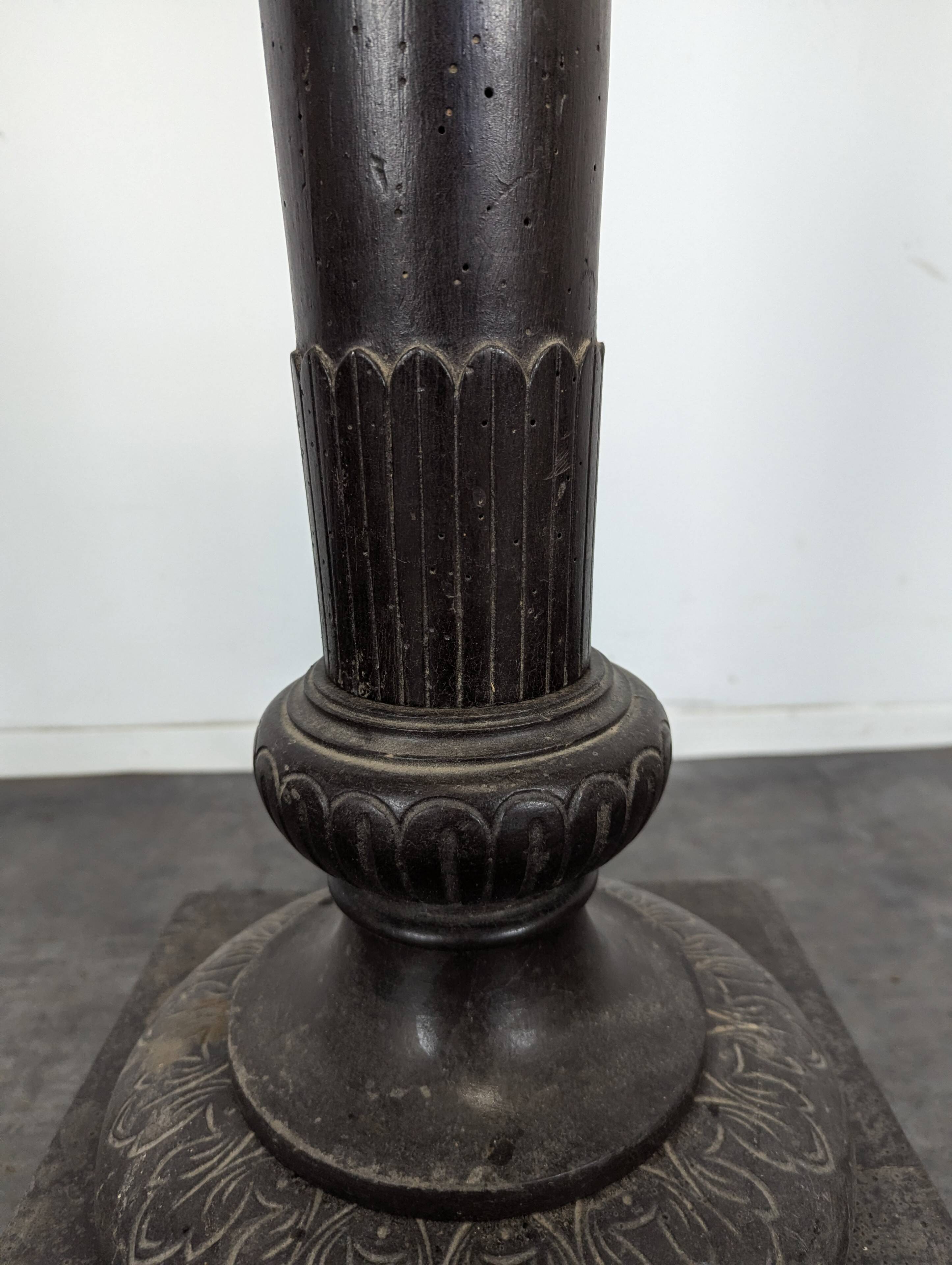 Presentation pedestal column