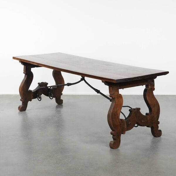 Table à manger espagnole antique du XVIIIe siècle avec une base en fer forgé.