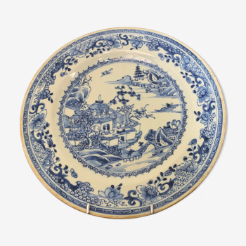 Chinese plate inspired by the company of the Indies family white blue late nineteenth century