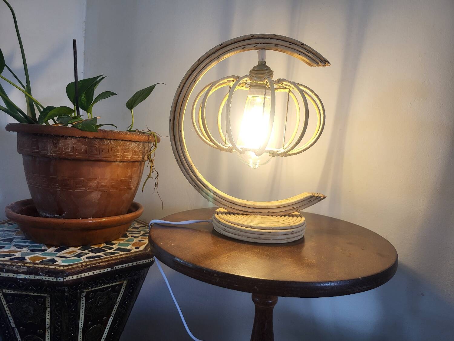 Lampe à poser en rotin formant une lune style Louis Sognot