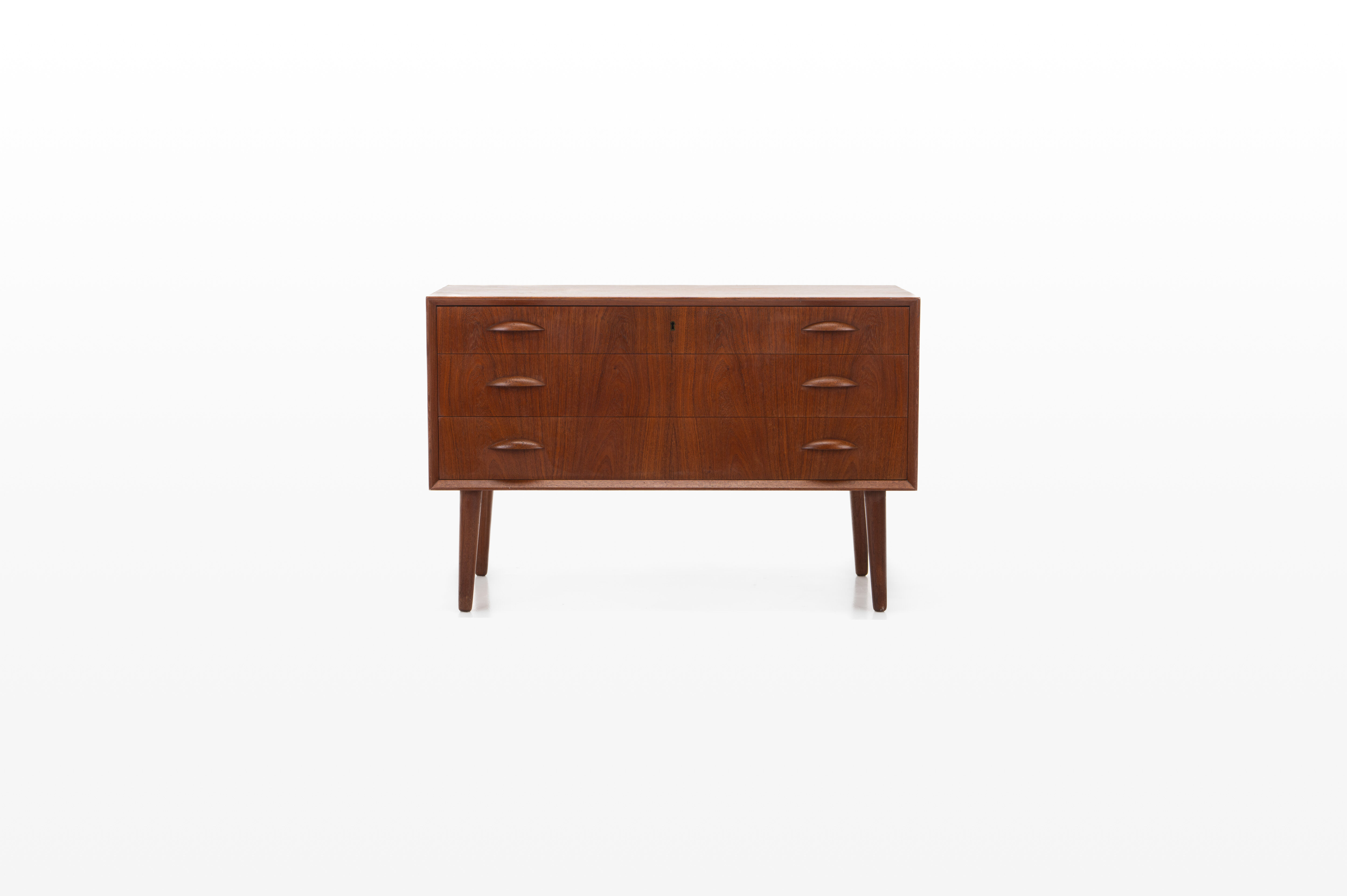 Danish chest of drawers in teak