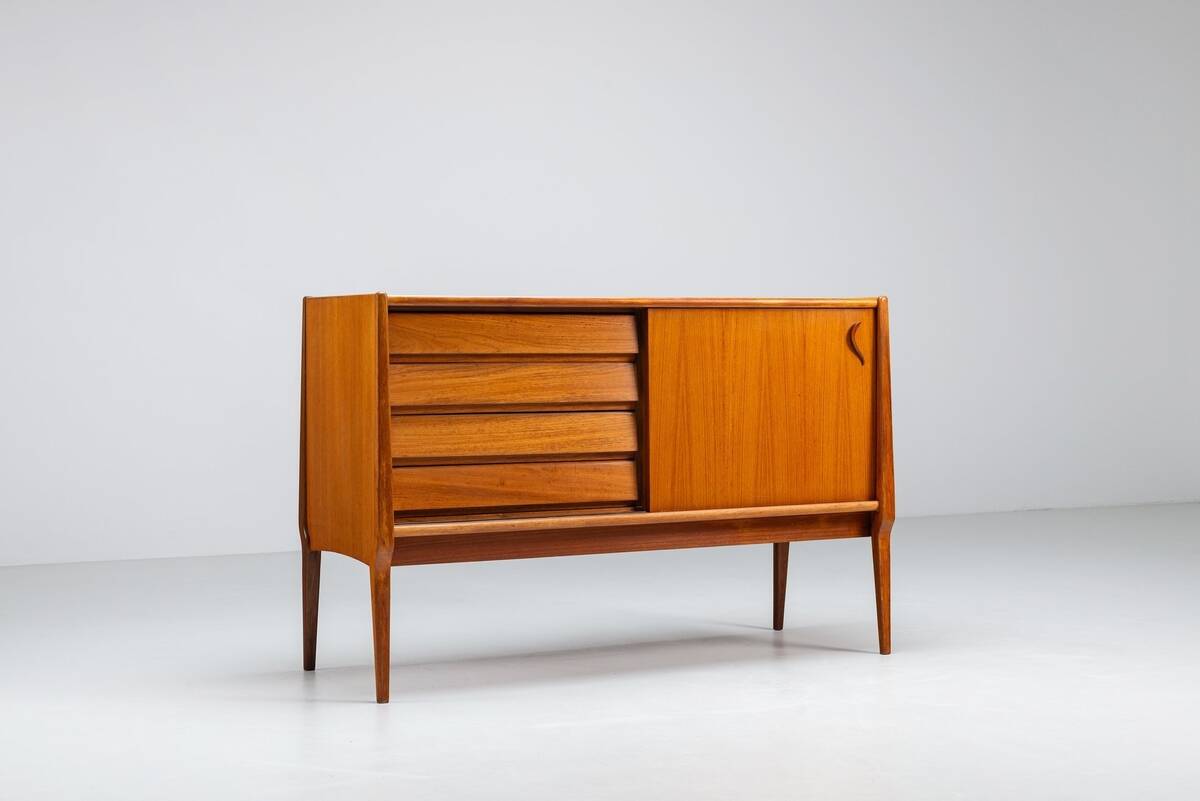 Bosteels Meubelen unique petit buffet en noyer Belgique 1960