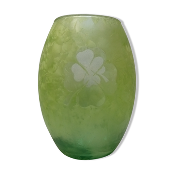 Green vase decoration clover