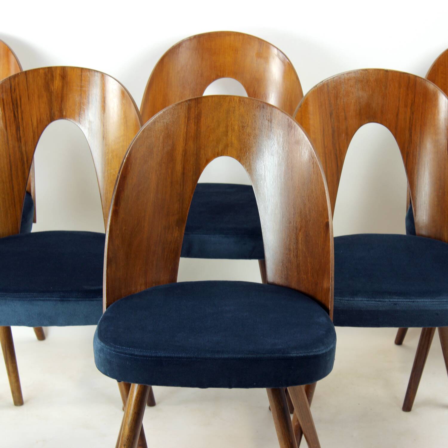 Ensemble de 6 chaises iconiques Tatra en noyer et velours par šuman, Nabytok Pravenec