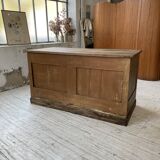 Central island trading counter in walnut