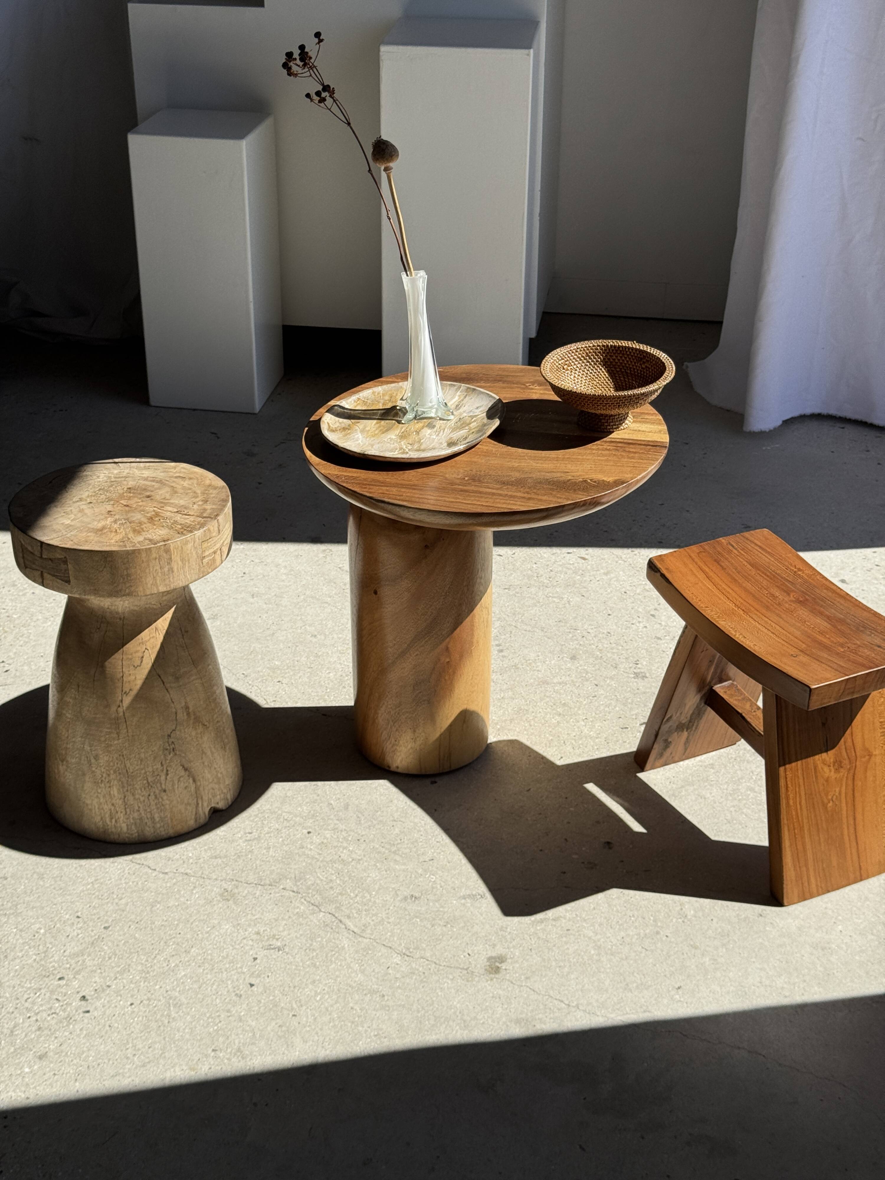 Side table in solid suar with a circular top, column base H51.5 D50.