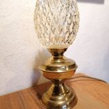 Lampe à poser avec globe en verre ciselé.