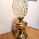 Lampe à poser avec globe en verre ciselé.