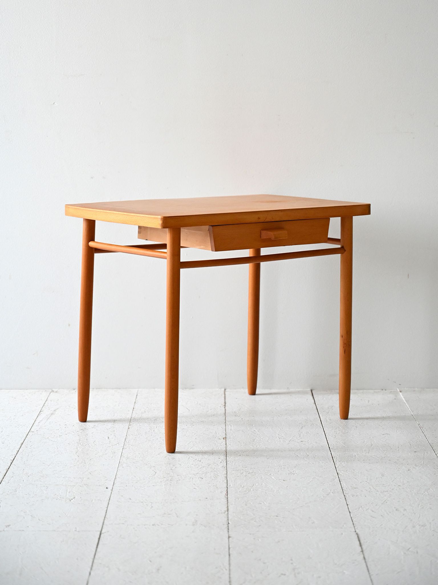 Table de chevet scandinave en hêtre des années 1960
