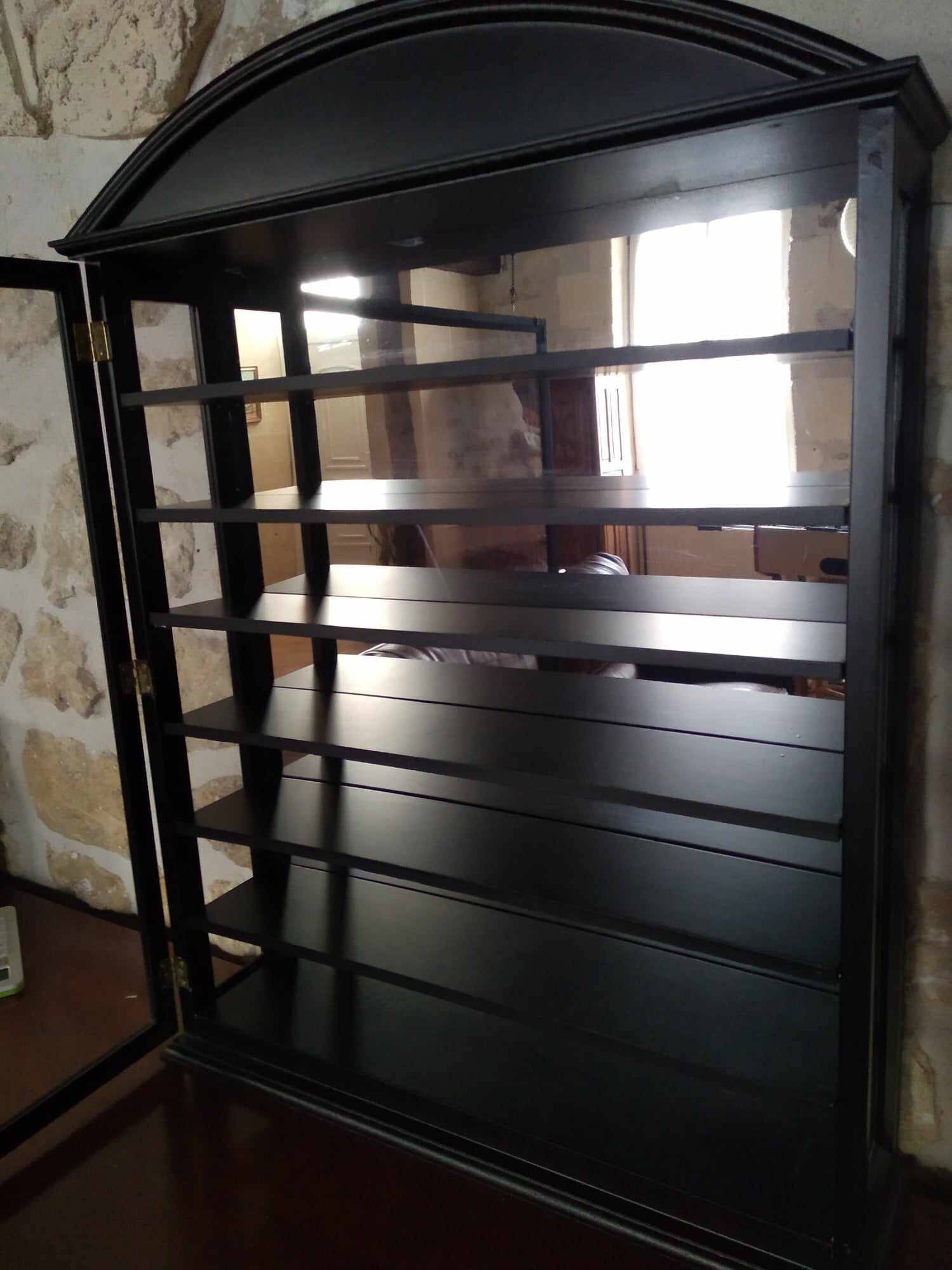 Small display case for collectibles