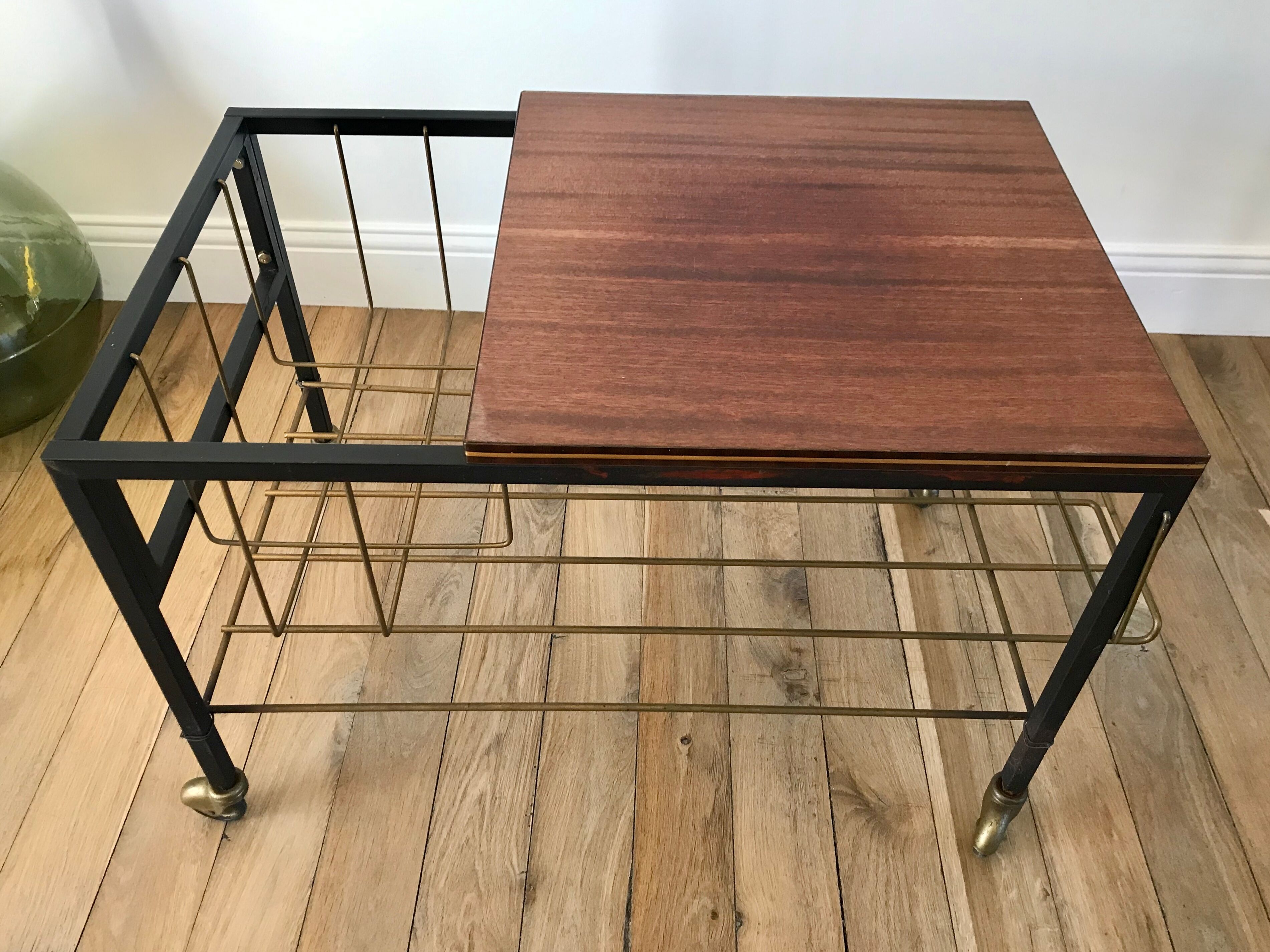 Range-vinyl service in formica and brass 70s