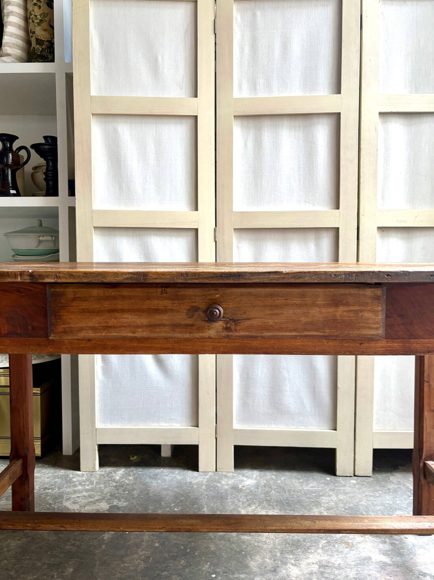 Table de ferme en bois foncé 1 tiroir