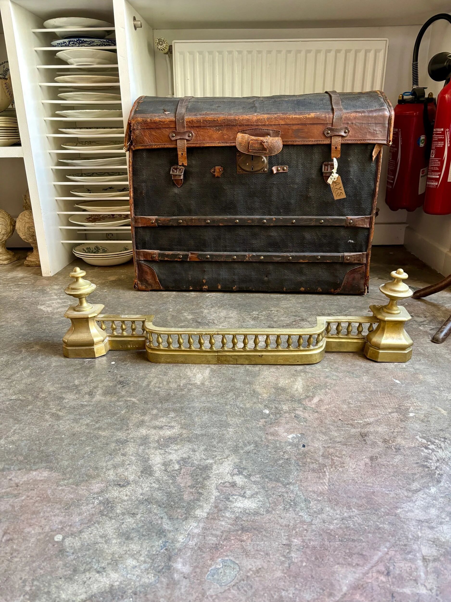 Fireplace fender in gilded bronze