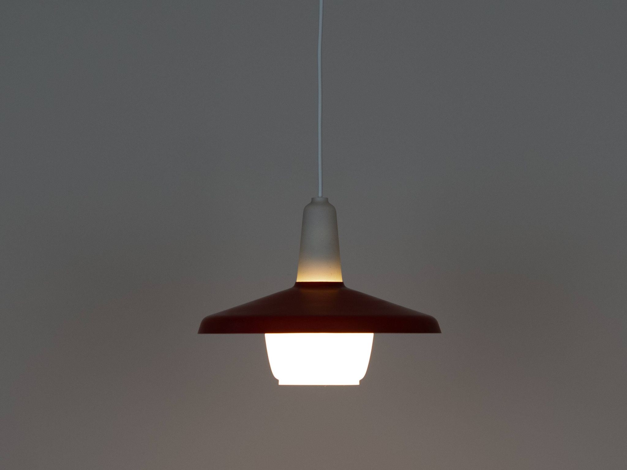 Suspension vintage danoise par Bent Karlby, années 1950.