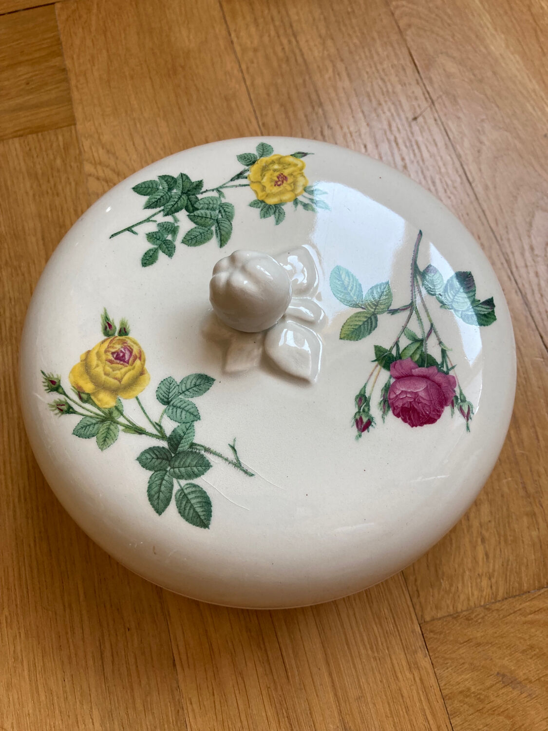 Bonbonnière / Gien earthenware box with pink motif