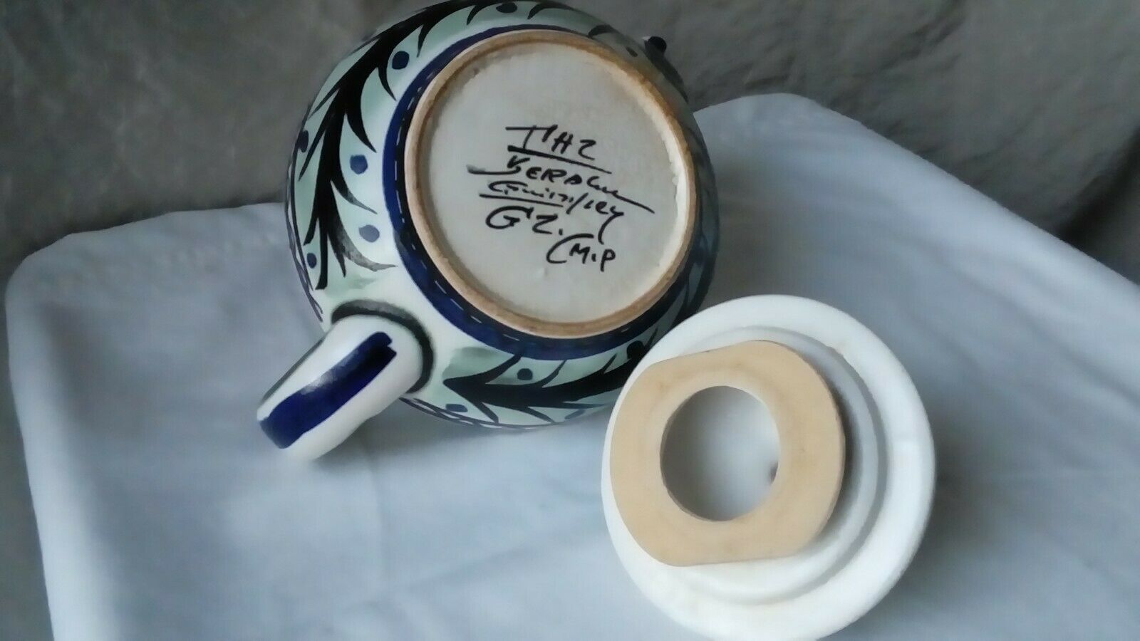 Ceramic theiere of quimper keraluc