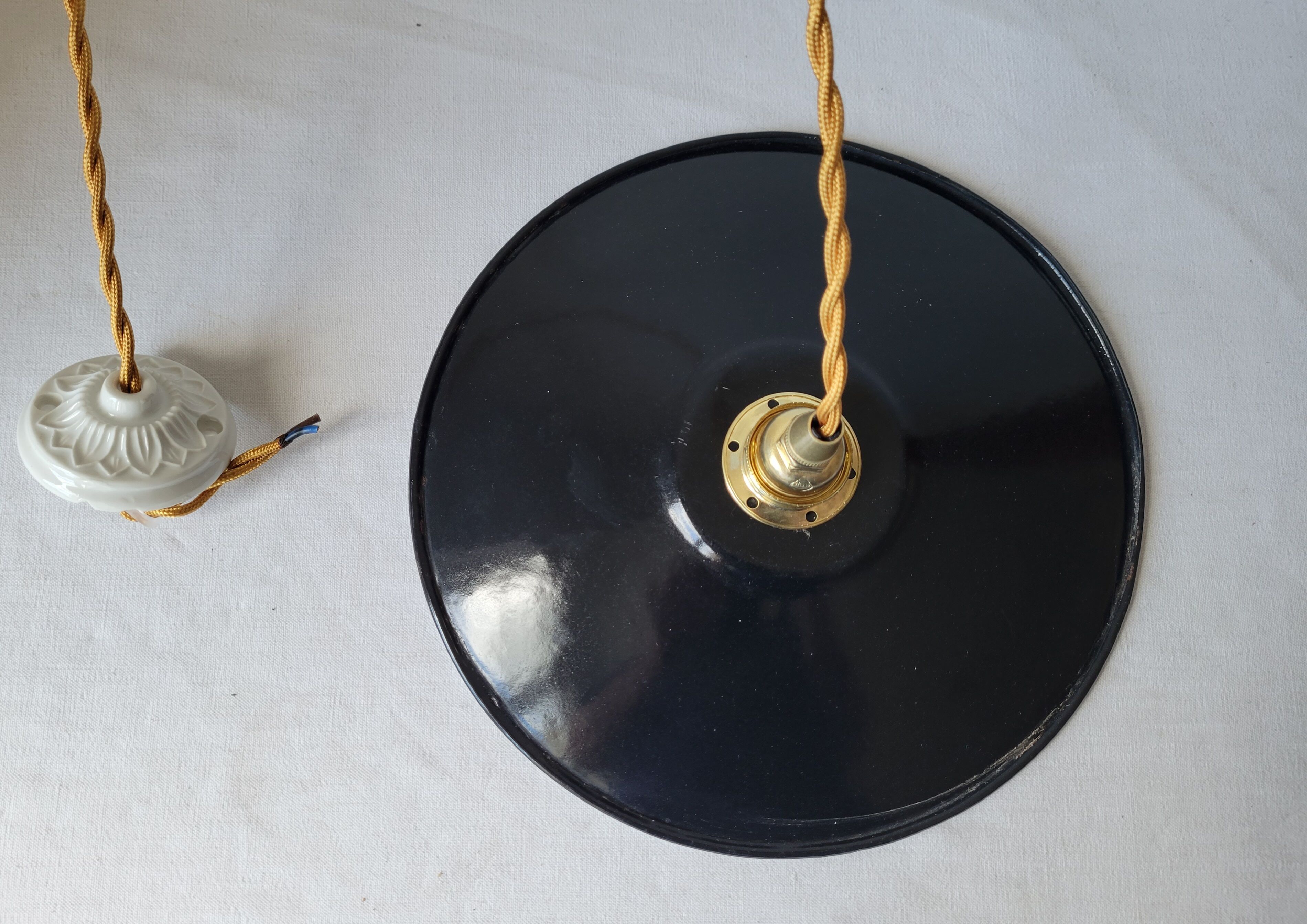 Suspension in black enamelled sheet metal