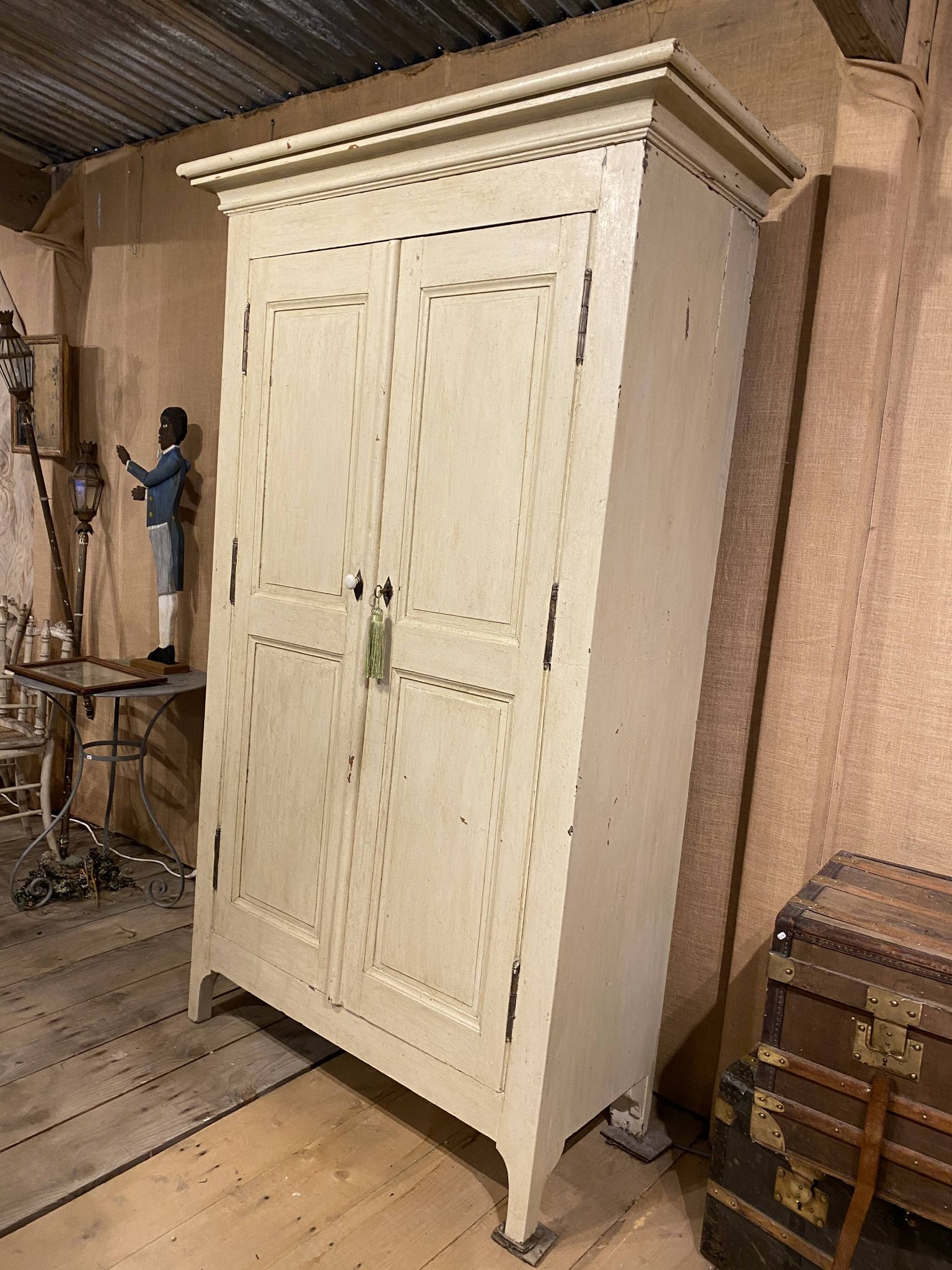 White-cream patinated wardrobe