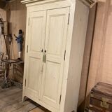 Armoire patinée blanc-crème