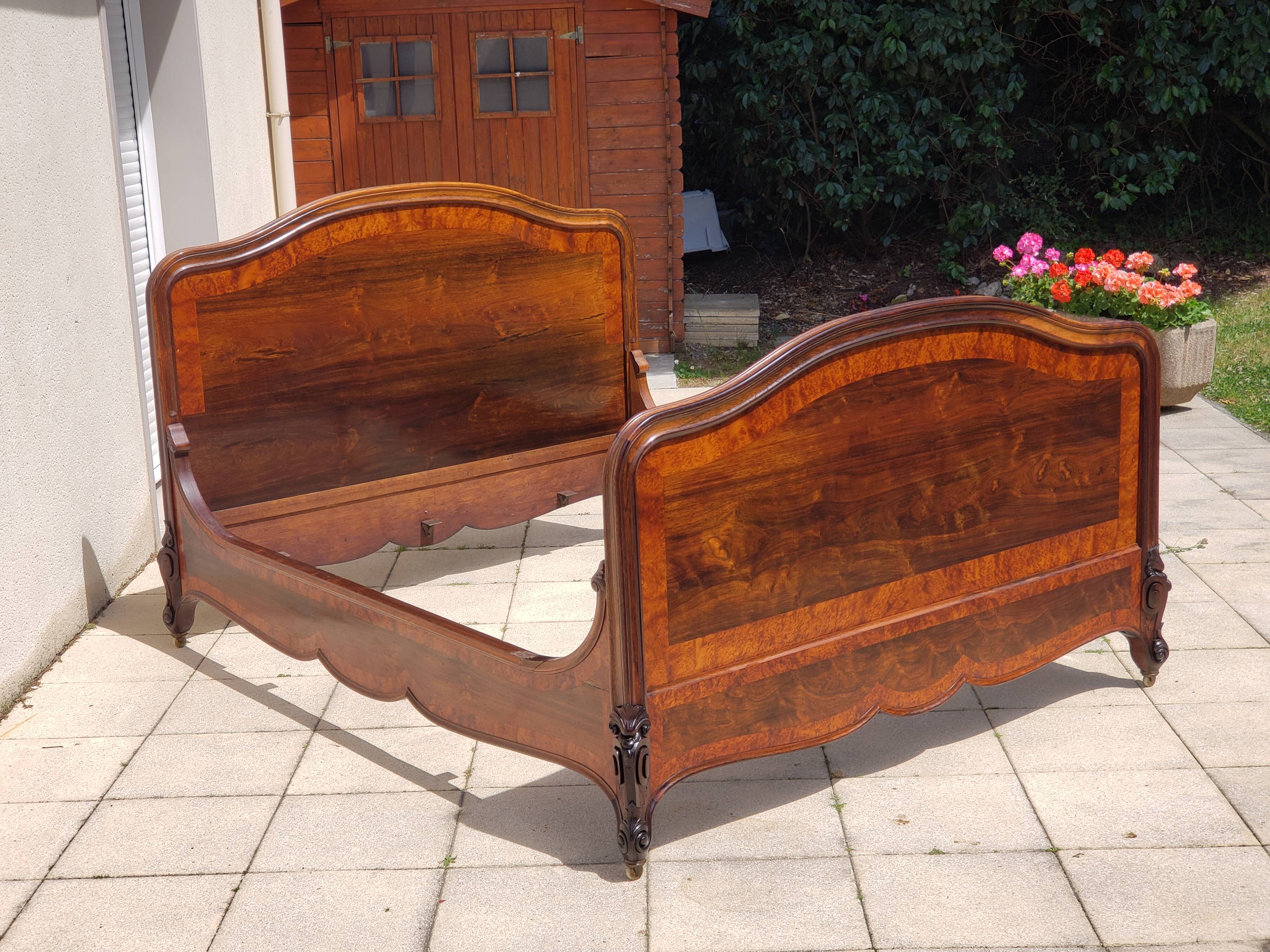 Bed in solid walnut and very old walnut burl