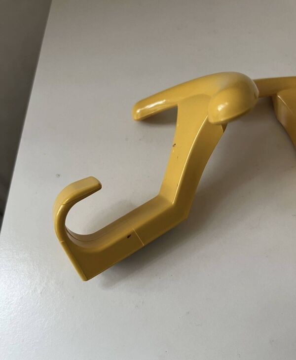 Patères porte-manteau mural vintage plastique jaune bleue memphis 1980