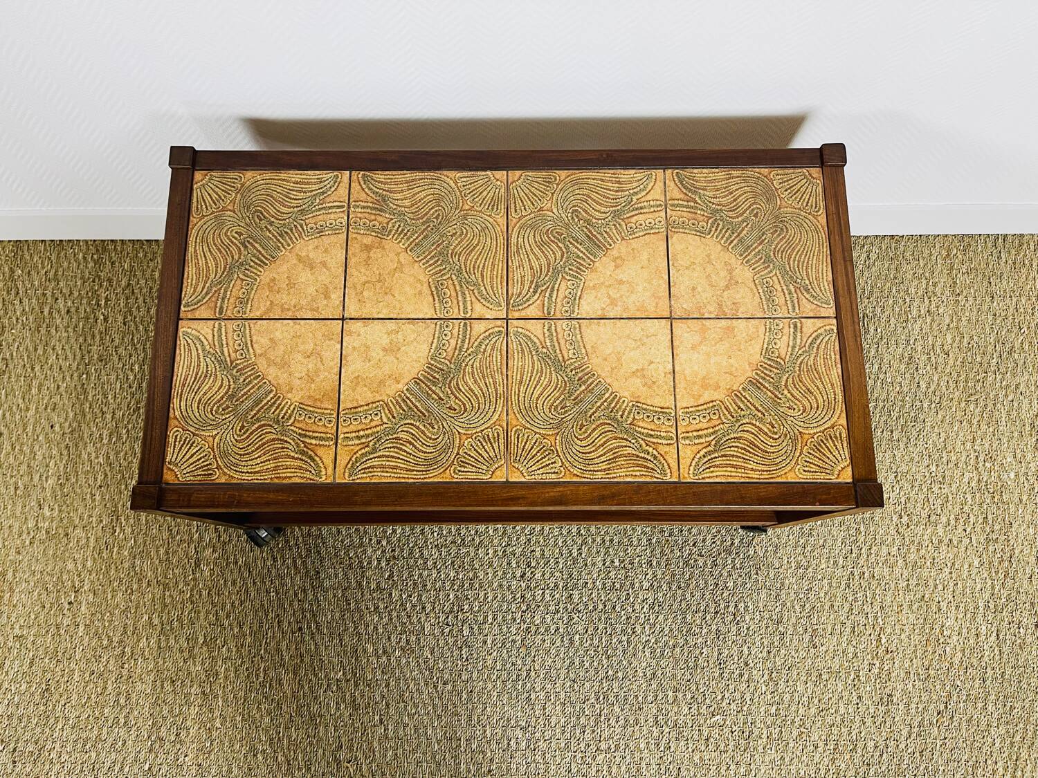 Scandinavian coffee table in wood and ceramic