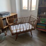 Lit bébé rotin vintage