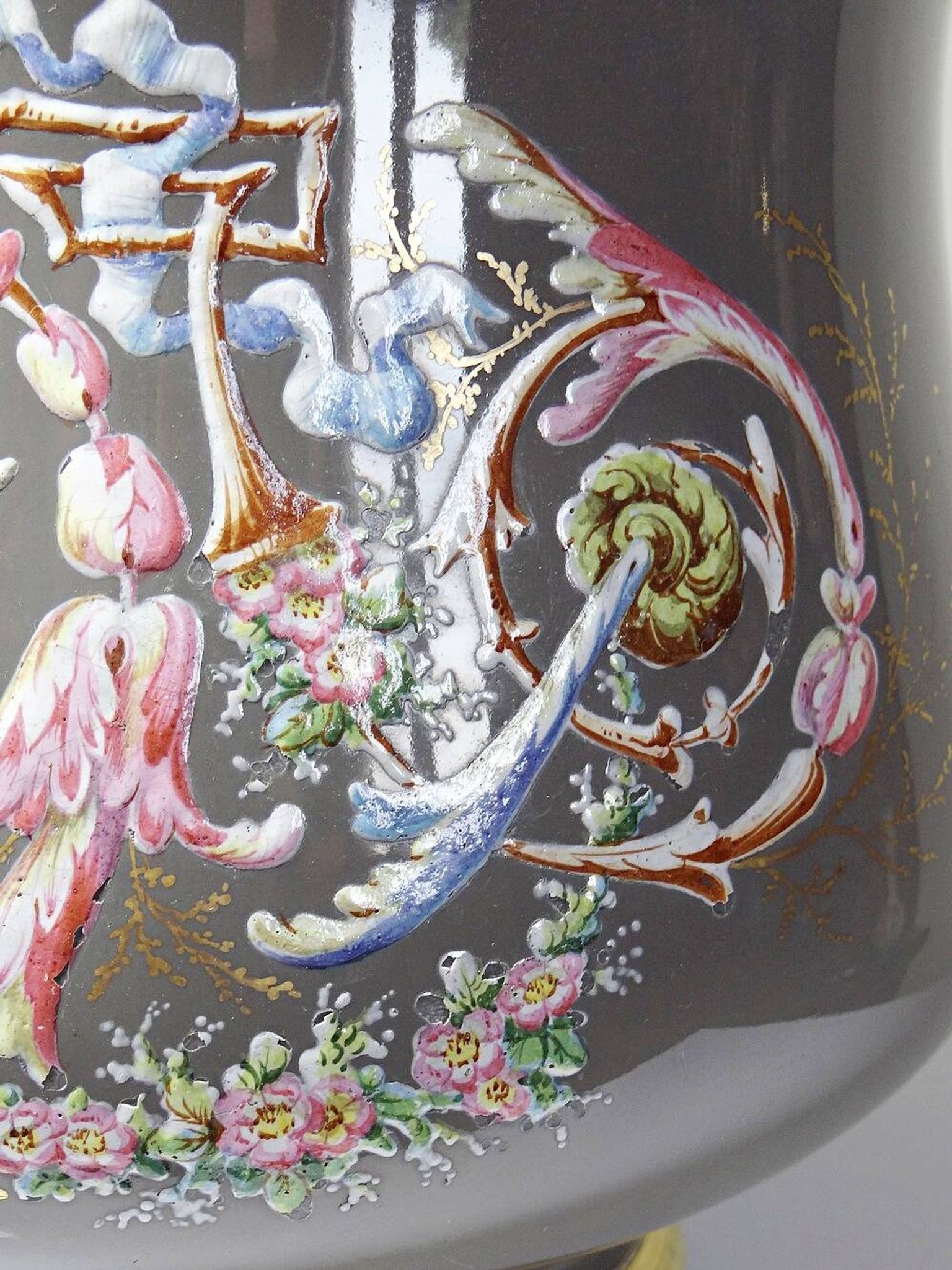 Grand cache-pot ancien en porcelaine émaillée, décor rocaille à l’oiseau, XIXe