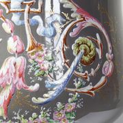 Grand cache-pot ancien en porcelaine émaillée, décor rocaille à l’oiseau, XIXe
