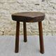Tabouret tripode en bois brut