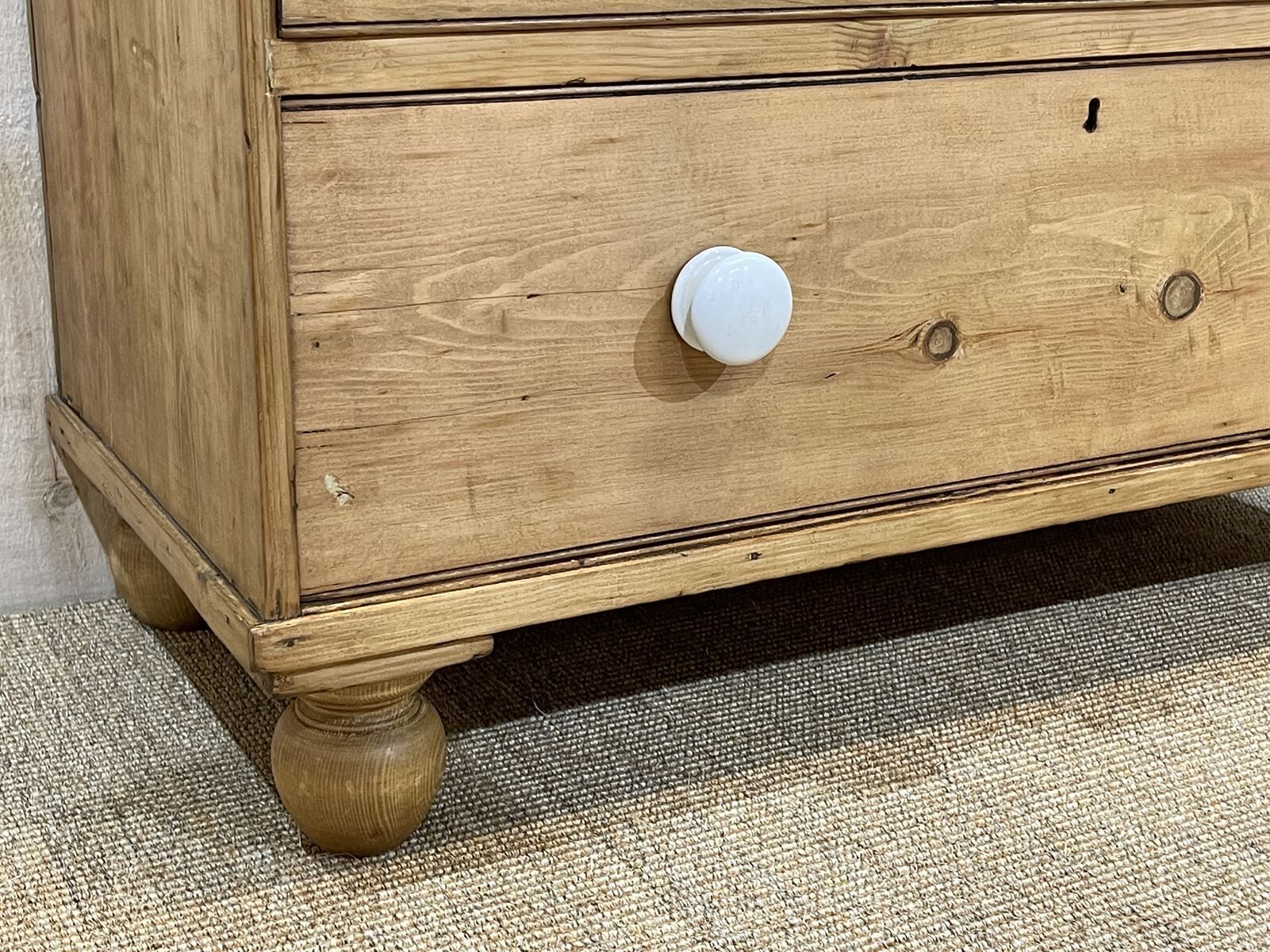 English dresser XIXth fir with its white porcelain buttons