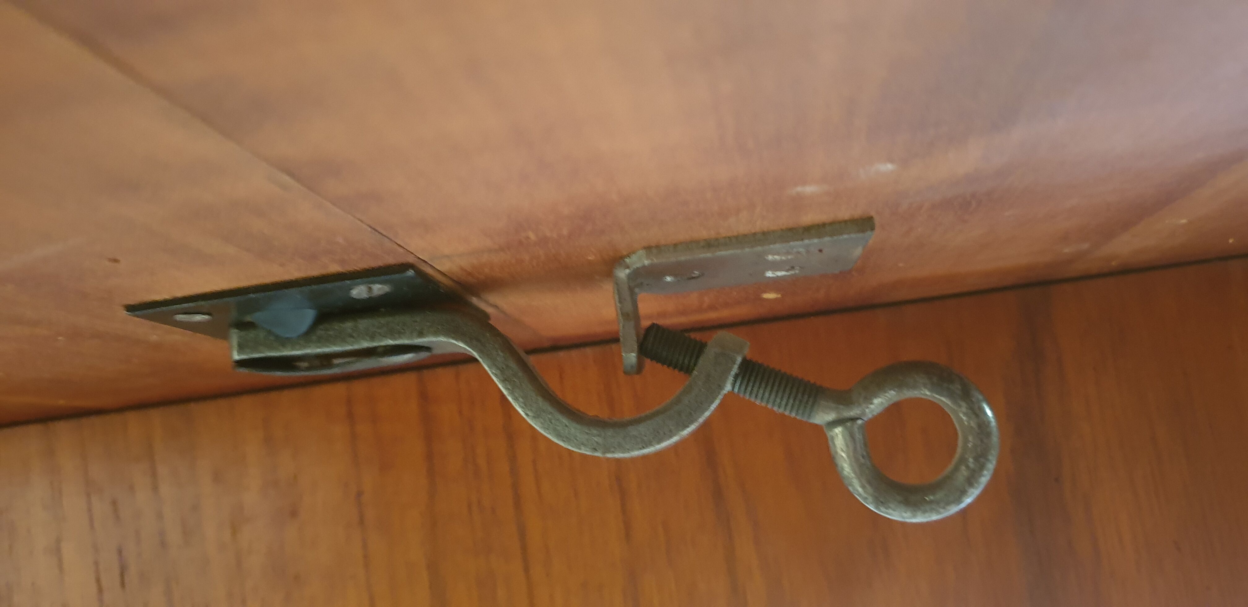 Extendable teak round table