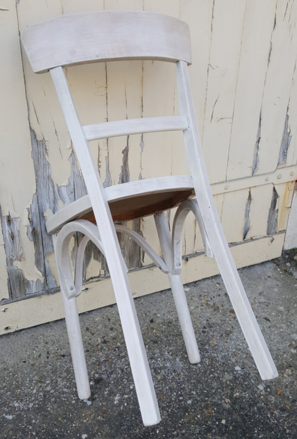 Chaise de bistrot vintage restaurée vernis blanc
