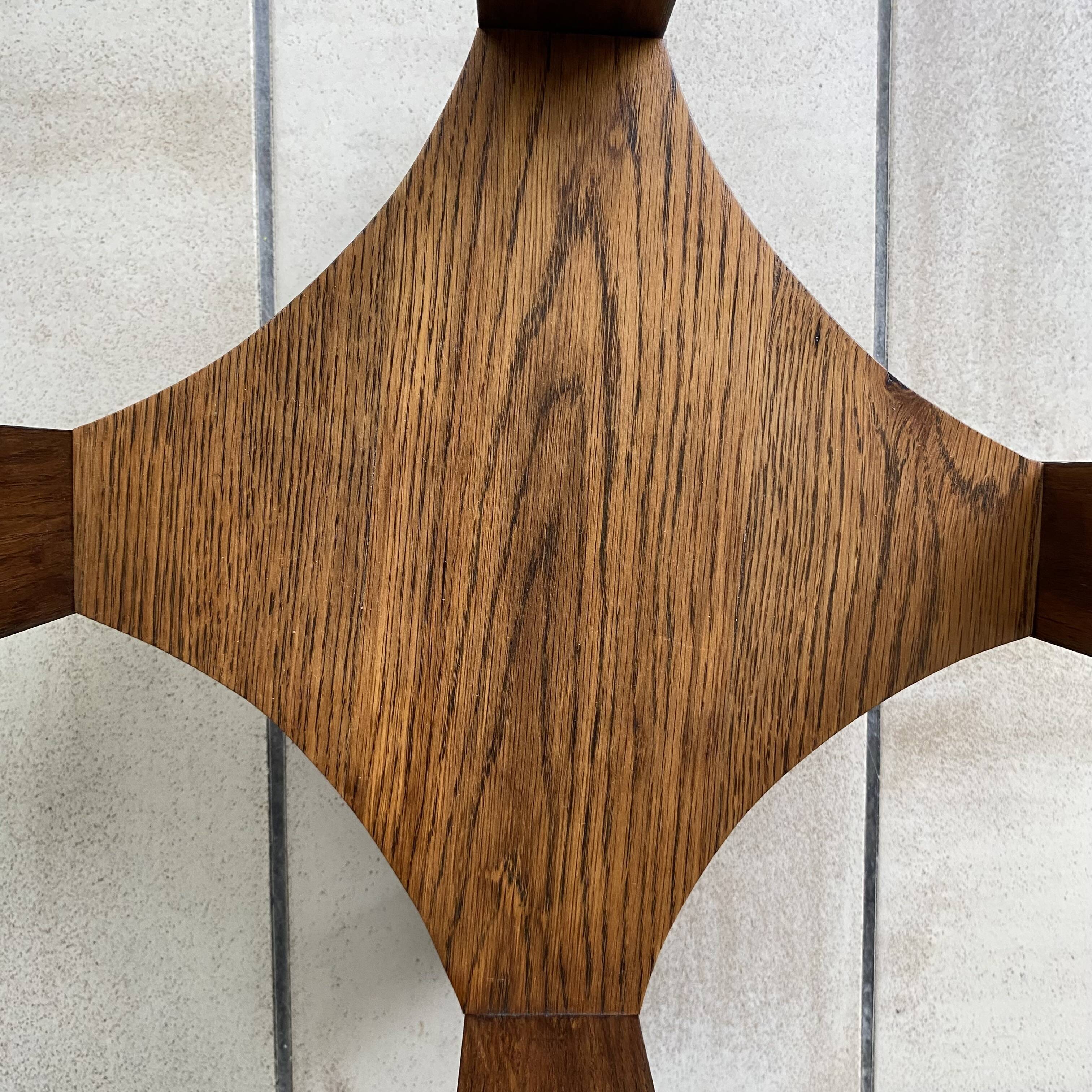 Oak guéridon D40cm, restored, moulded legs.