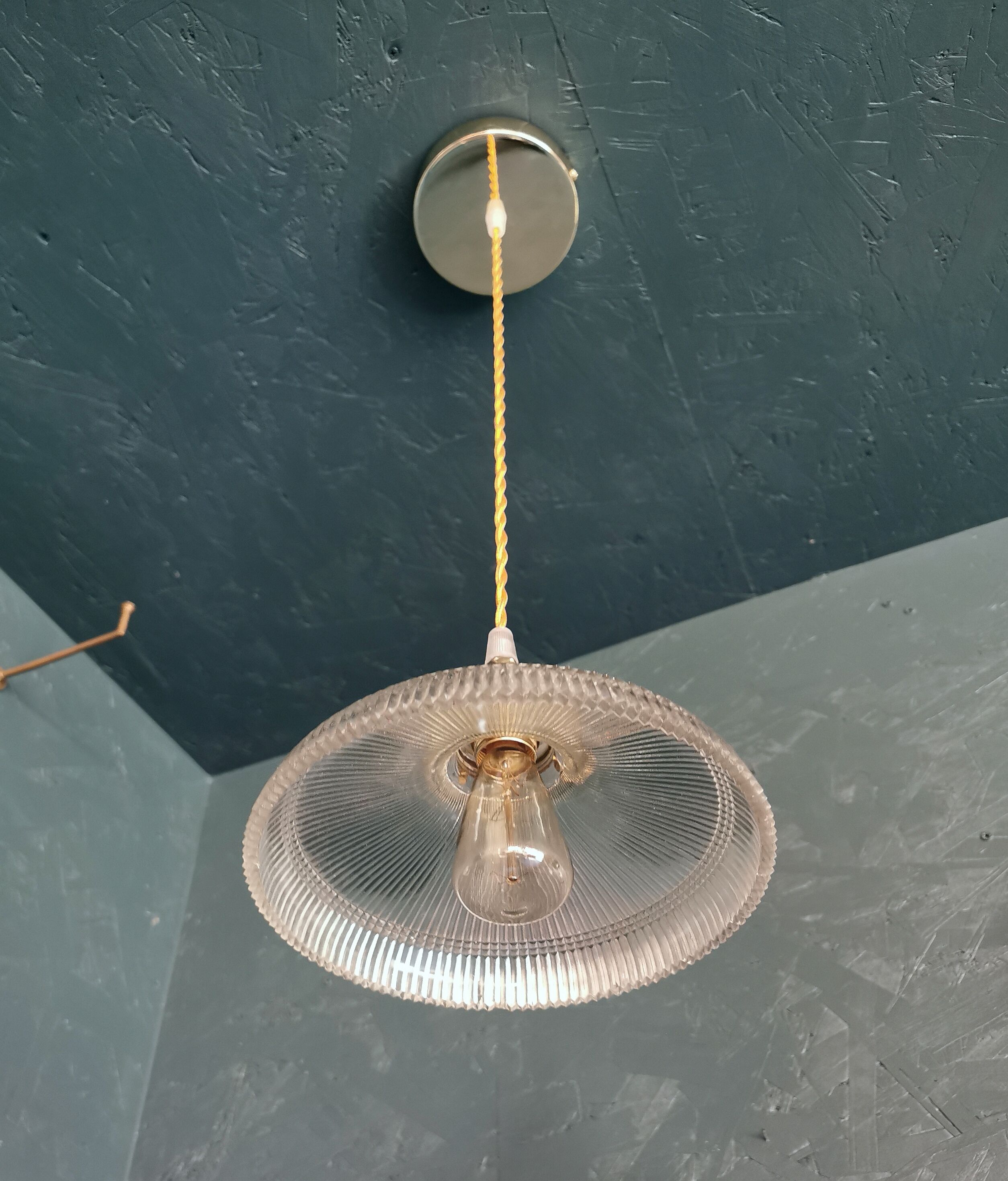 Lamp vintage 60s gilded chiseled glass