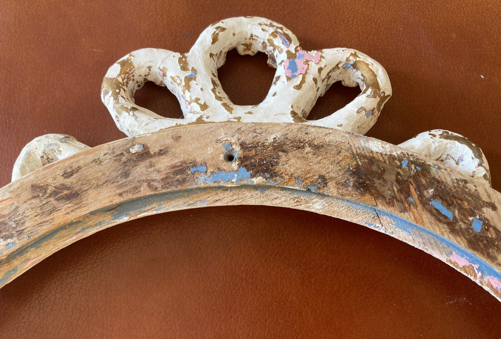 Large round carved wooden frame with ribbon knot decoration - Shabby chic