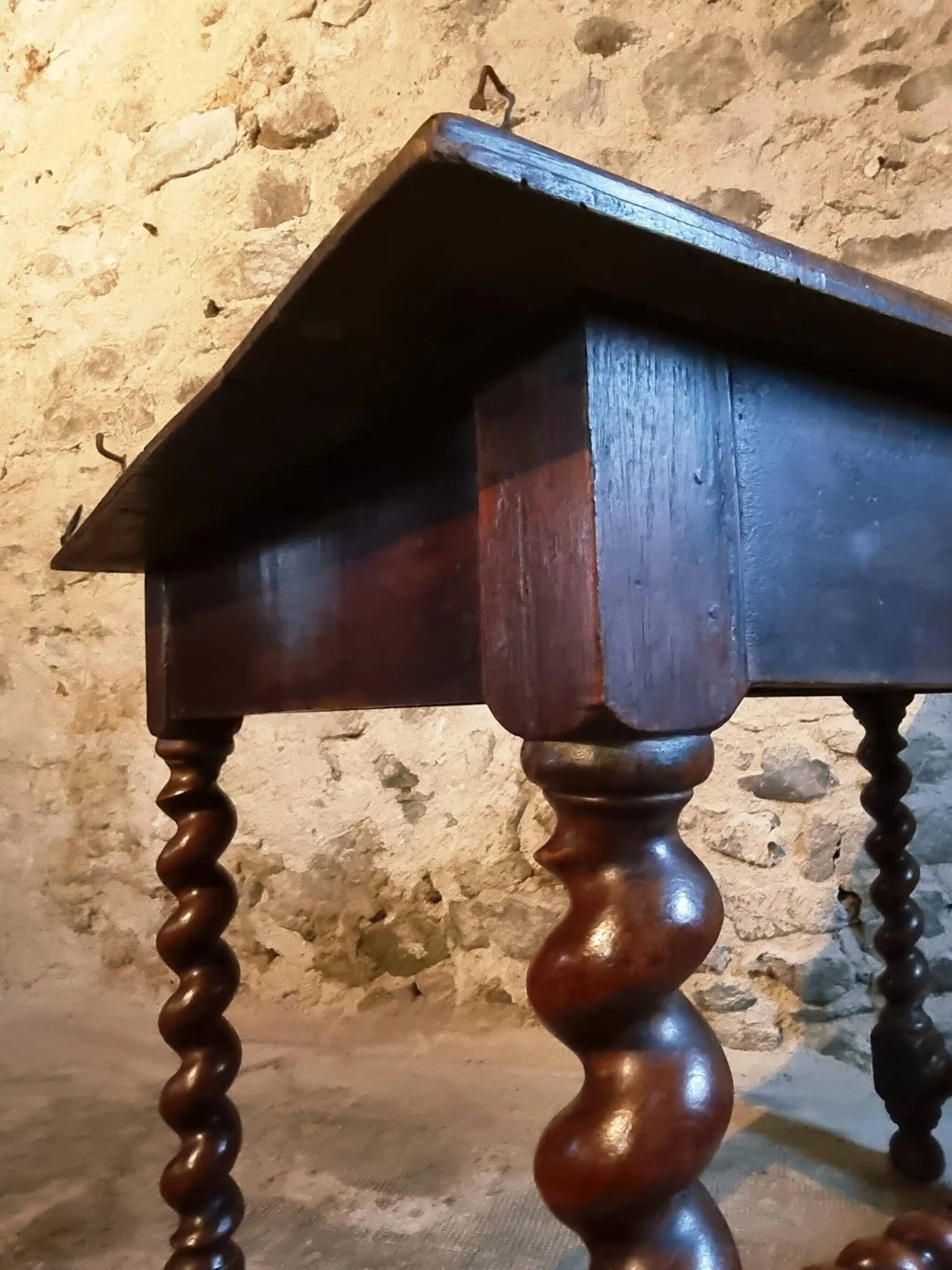 Table française en noyer avec pieds torsadés, fin du XIXe siècle